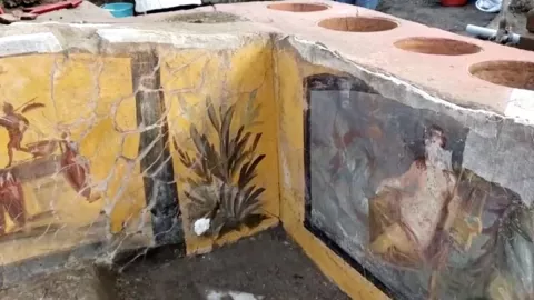 Arqueólogos descubren antigua tienda de comida en Pompeya.