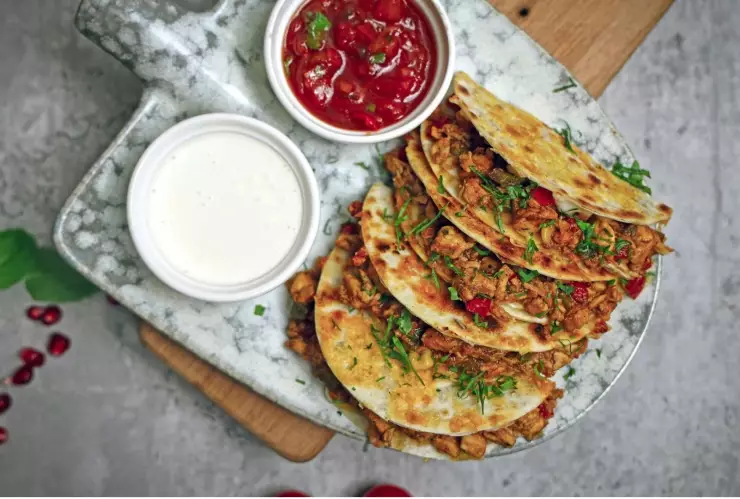 Las quesadillas pueden ser acompañadas por múltiples salsas y combinaciones.