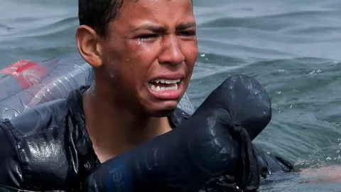 niño, flotador, botellas.jpg