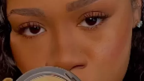 La aplicación de polvos traslúcidos es ligera y fija el maquillaje