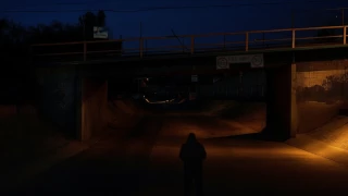 hombre de negro viaducto