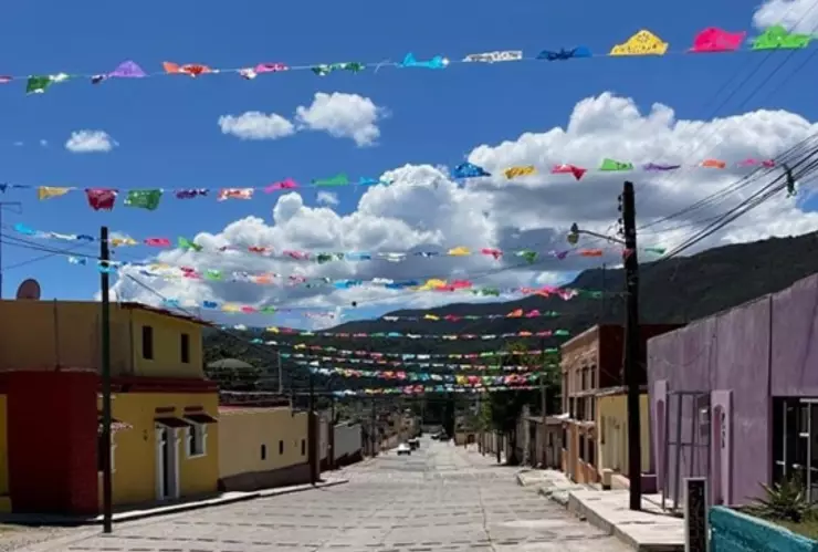 Sin grandes lujos, este Pueblo Mágico de Oaxaca ofrece vistas serranas y caminos perfectos para hacer senderismo.