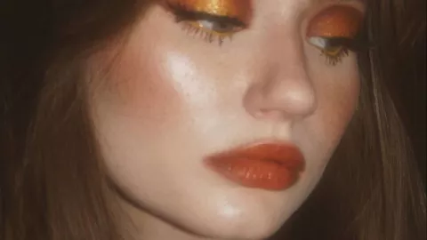 El terracota y los naranjas quemados favorencen a las pieles otoño