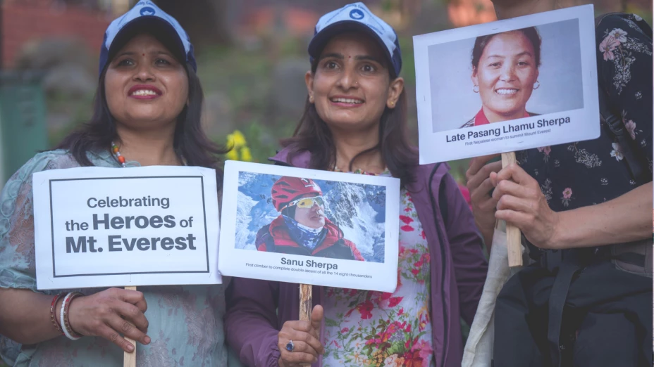 Homenaje a montañeros del Everest en Nepal.