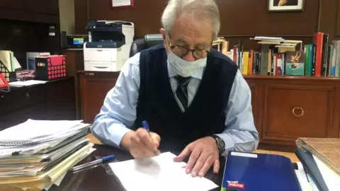 alcocer-firma-vacuna (1).jpg