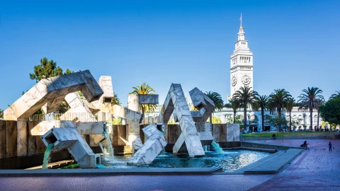 Embarcadero Plaza en un bonito día soleado junto al Ferry Building.