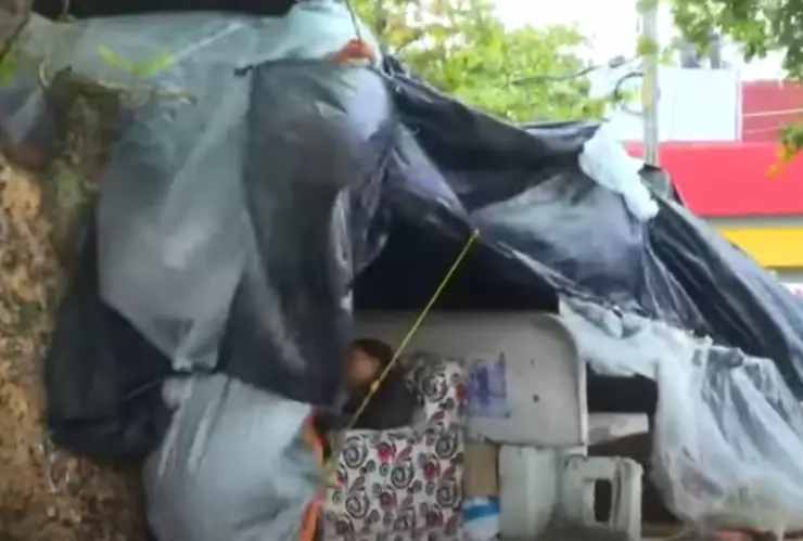 Familiares de pacientes construyen ‘casitas’ improvisadas frente a hospital en Coatzacoalcos, Veracruz