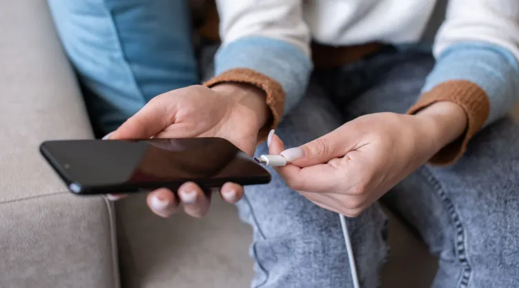 5 consejos para evitar que el cargador del celular provoque un incendio en casa