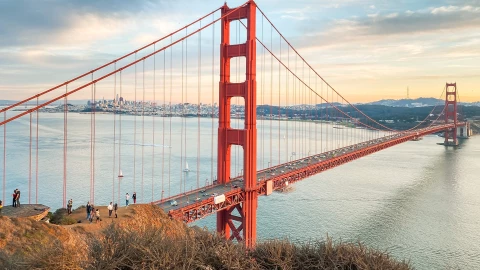 Autos avanzan por el puente Golden Gate de San Francisco, California