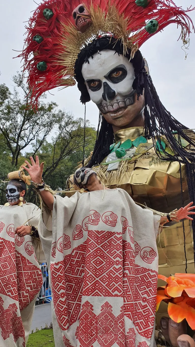 2 mil 500 artistas en acción, 11 carros alegóricos, 22 comparsas y diversos grupos de coreografías llenaron de alegría el corazón de la CDMX.