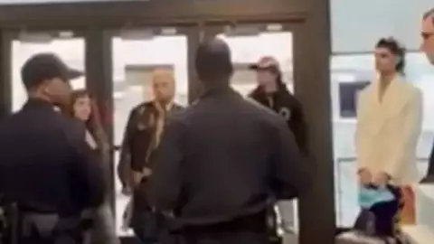 Ca7riel y Paco Amoroso retenidos en Estados Unidos por la promoción de ‘Chapulín’ (VIDEO)