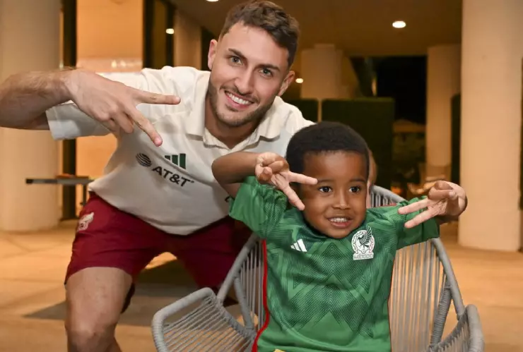 Después de varios días de búsqueda, la Selección Mexicana encontró a Xavian, un niño etíope que quiere ser mexicano para comer muchas quesadillas.