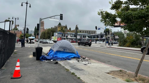 Carpa de personas sin hogar en las calles de Los Ángeles, California