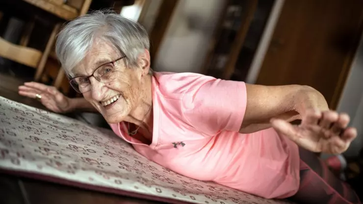 Mujer de 81 años se convierte en estrella de fitness de TikTok