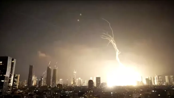 Captan en VIDEO el momento en que impactó un misil en el centro de Tel Aviv, Israel