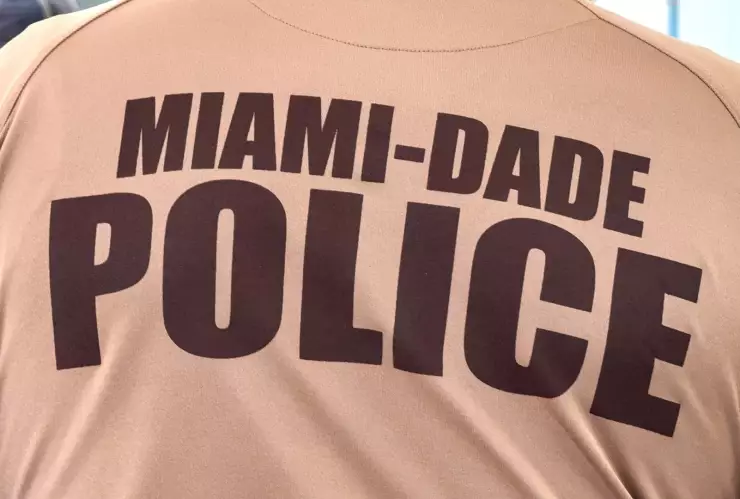Oficial de policía de Miami-Dade, Florida, de espaldas
