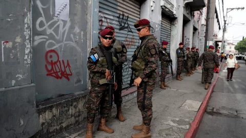 Soldados impiden avance de protesta en Guatemala