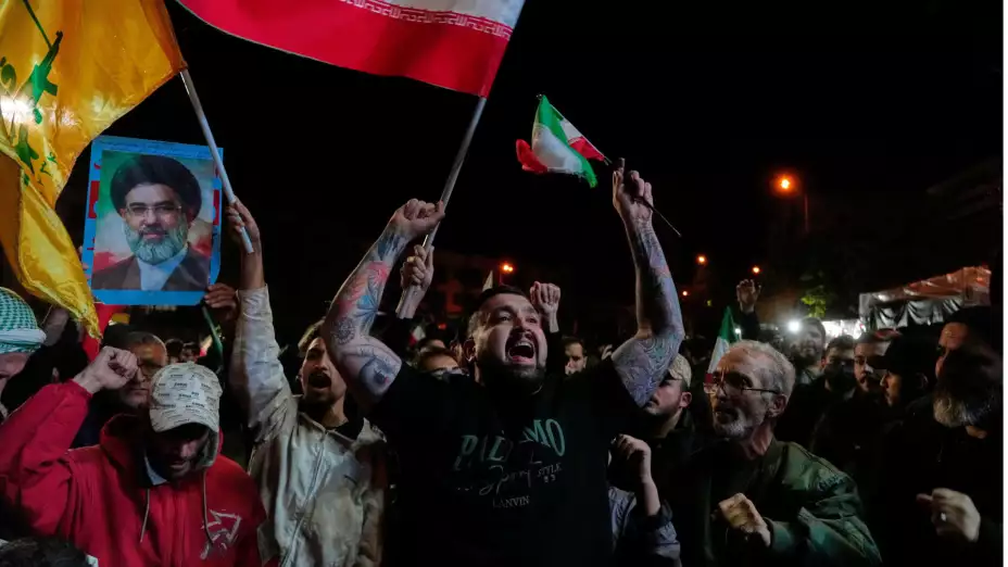 Personas se manifiestan a favor del ayatolá Mojtaba Jamenei en Irán.