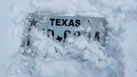 Matricula de coche de Texas congelada entre la nieve