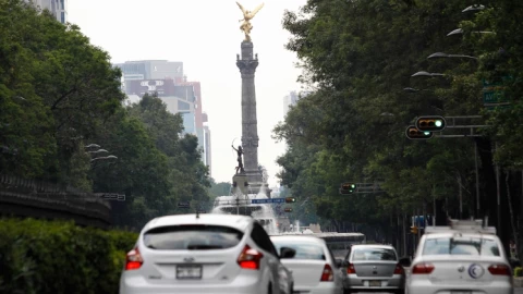 Autos circulando en Paseo dela Reforma en CDMX