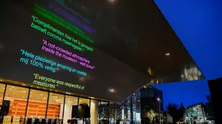 El edificio del Museo Stedelijk apoya la protesta de los centros culturales.