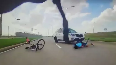Hombre atropella a ciclistas en Dallas