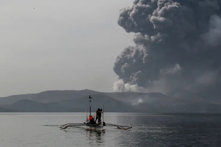 Mantienen nivel de alerta 4 en Filipinas por volcán Taal