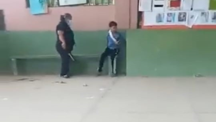 Maestra le pega a alumno