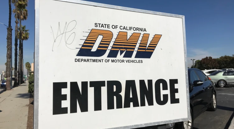 Entrada al Departamento de Vehículos Motorizados (DMV) en el estado de California