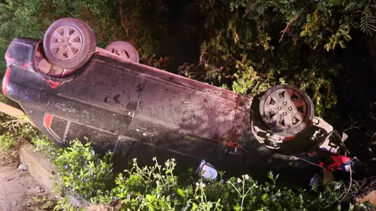 Volcadura de un automóvil en la Región 248 de Cancún; conductor sale huyendo.jpg