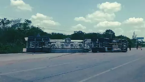 Fuerte volcadura de tráiler en la Mérida-Valladolid