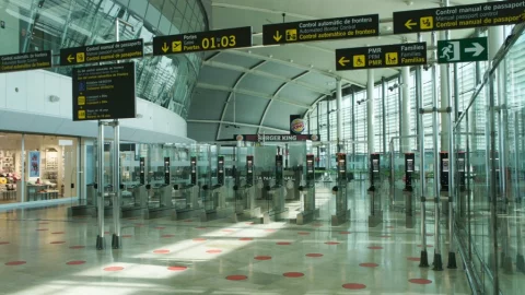 Tránsito de pasajeros en aeropuertos de España cayó 86.8% en febrero