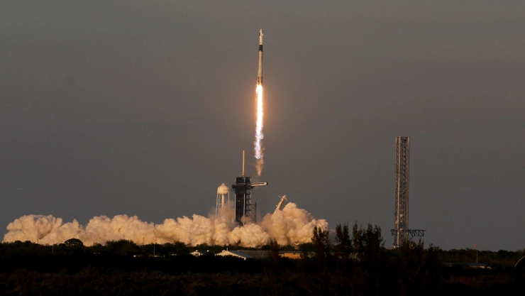 La misión Crew-10 llega a la Estación Espacial Internacional para el relevo de astronautas tras retrasos en su regreso