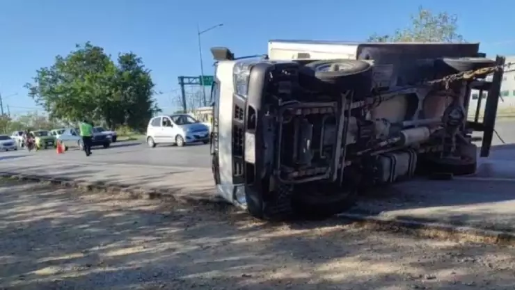 FOTO Reportan volcadura en el periférico de Mérida