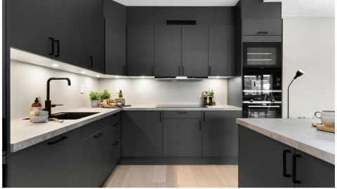 cocina pequeña negra