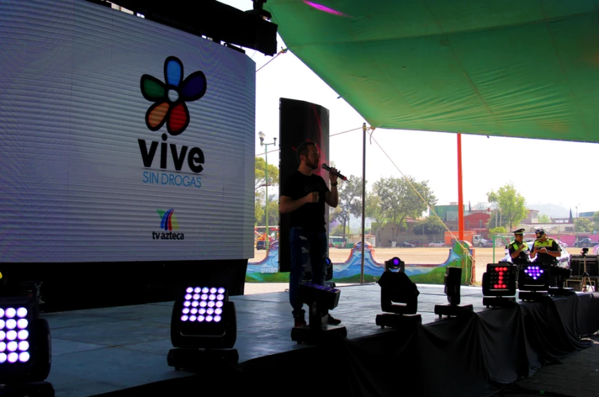 Adrián Salama, especialista en adicciones platicando con los jóvenes