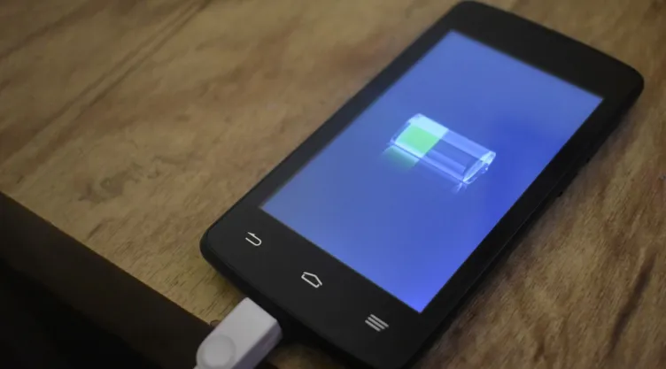 Esta es la forma correcta de poner a cargar tu celular