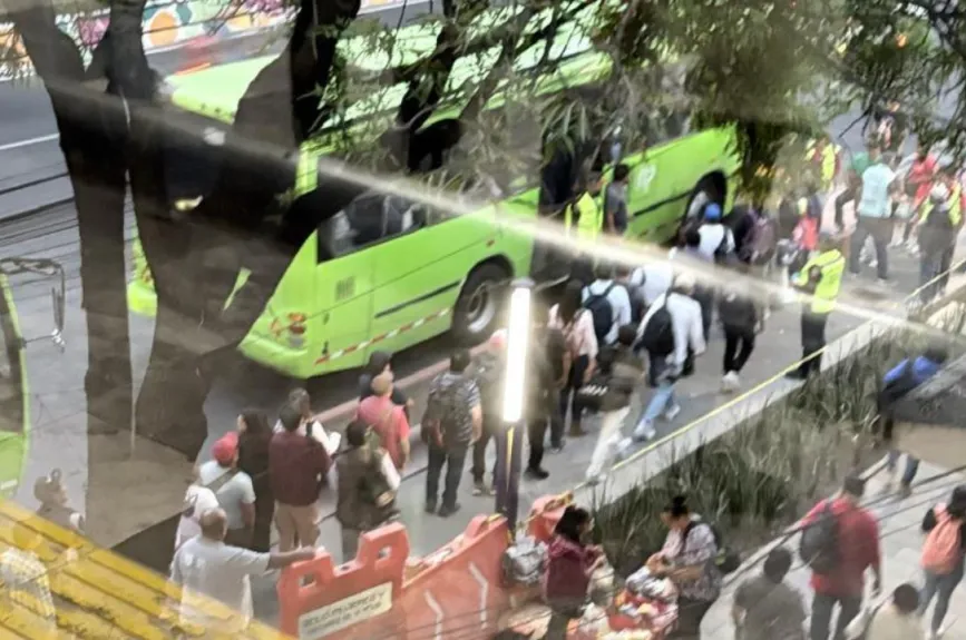 Largas filas marcan la jornada de los usuarios del Metro en la estación Xola