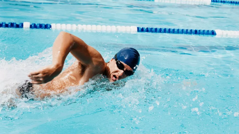 La natación puede ser el aliado perfecto para quienes padecen sufren del dolor de rodillas.