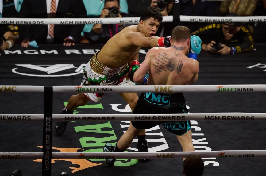 Canelo vence a Munguía