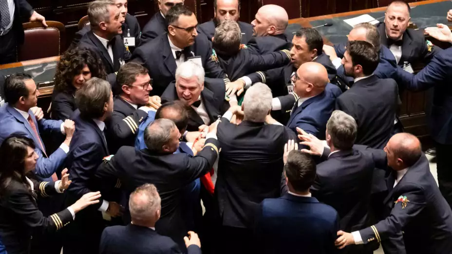 Pelea de diputados en el Parlamento italiano.