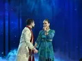 La magia llegó al escenario con la espectacular interpretación de Caro Heredia de “Un mundo ideal”. Lola Cortés la recibió de pie, emocionada por su capacidad de no solo cantar, sino de personificar la canción. Le reconoció su talento innato y le aconsejó nunca dejar ir a su niña interior, palabras que hicieron que Caro se emocionara hasta las lágrimas.