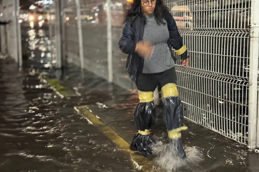 Inundación en Indios Verdes por fuertes lluvias en CDMX