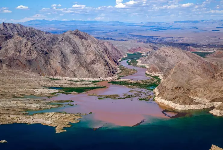 el popular embalse de Lake Mead en una vista panorámica