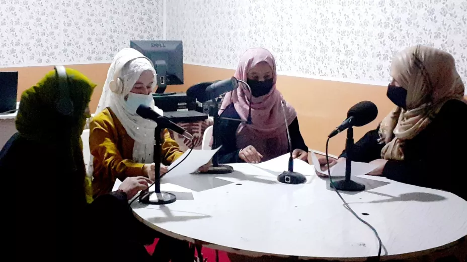 Talibanes clausuran una radioemisora manejada por mujeres.jpg