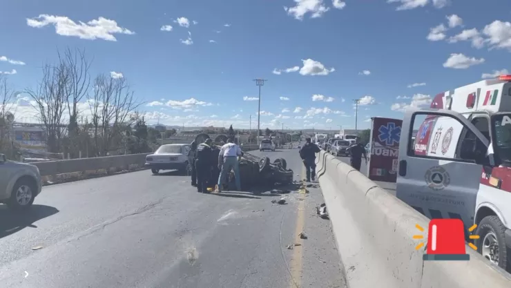 Accidente en Boulevard Bicentenario en Guadalupe, Zacatecas, provoca volcadura de vehículo