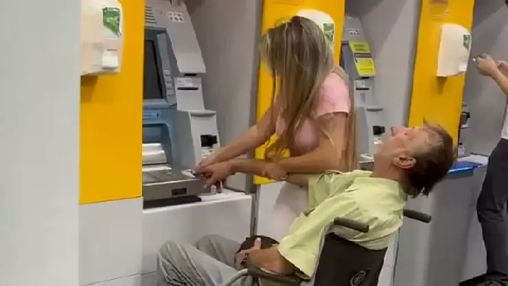 El VIDEO de la mujer que obligó a hombre moribundo a cobrar un dinero en Brasil