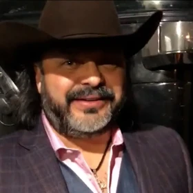 Ramón Ayala Jr. se entrega a las autoridades tras denuncias de ex-empleados