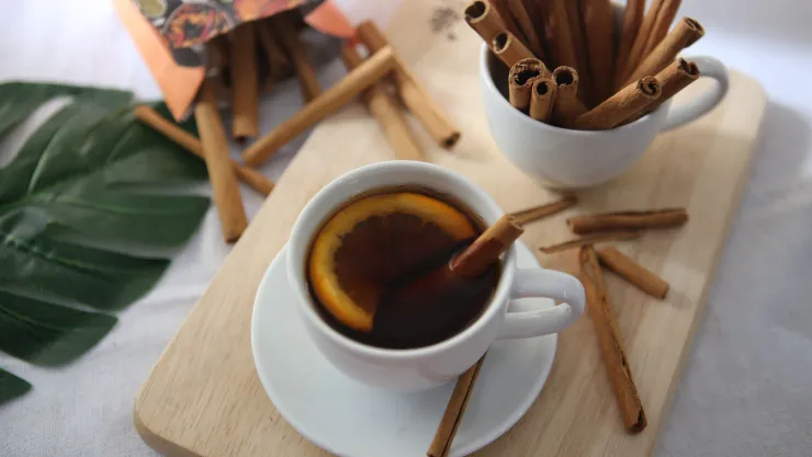Riesgos del té de canela: Quiénes deben evitar consumir esta infusión