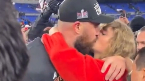 Taylor Swift y Travis Kelce no dudaron de darse un romántico beso